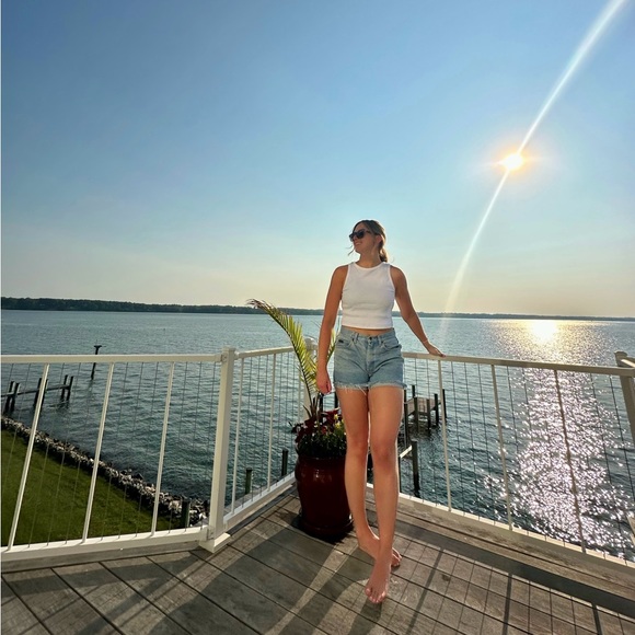 Meet your Posher, Lara - Picture 1 of 1